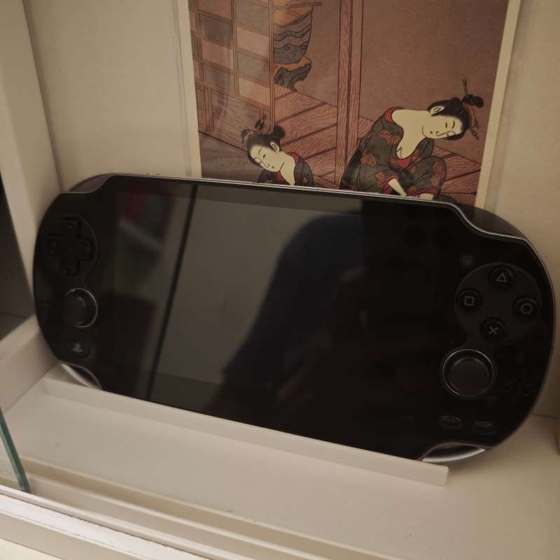 حامل وحدة تحكم الألعاب المحمول - مراجعة Gaming Console In وسعره